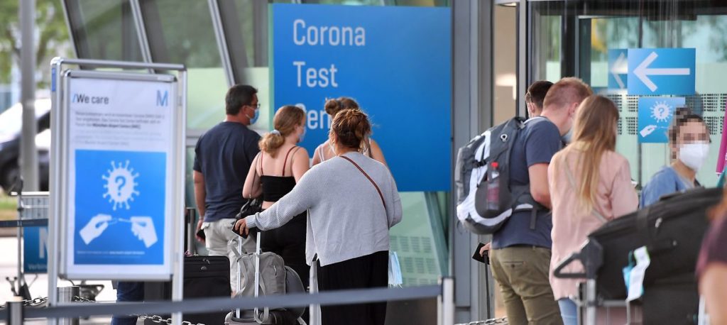 Kostenlose Corona Tests an deutschen Flughäfen., © dpa / Sven Simon